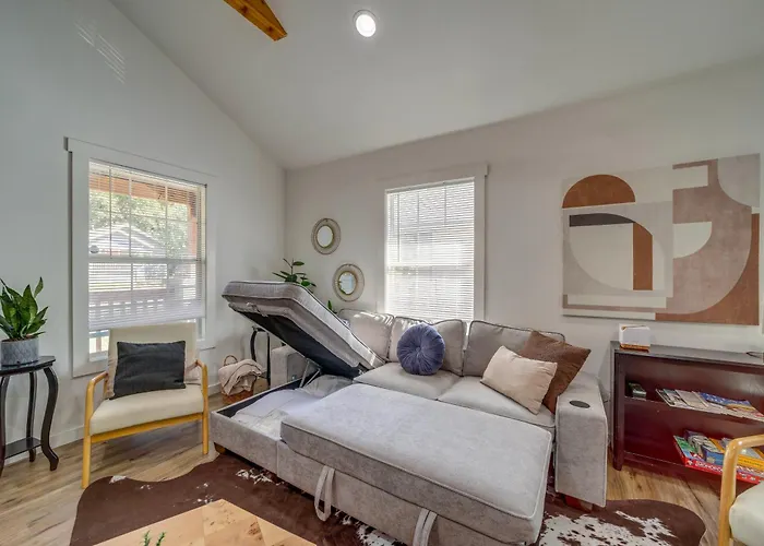 Walk To Cherry Street Shops & Eats! Escape Holiday home Tulsa