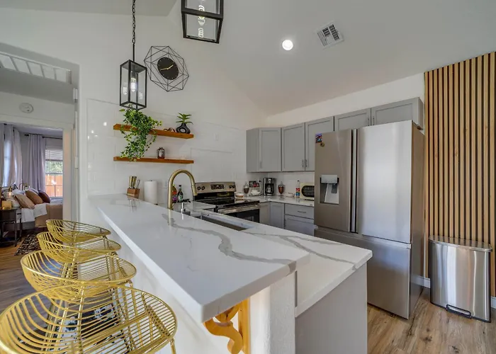 Walk To Cherry Street Shops & Eats! Escape Holiday home Tulsa